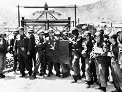 美军从76号战俘营缴获的苏联国旗